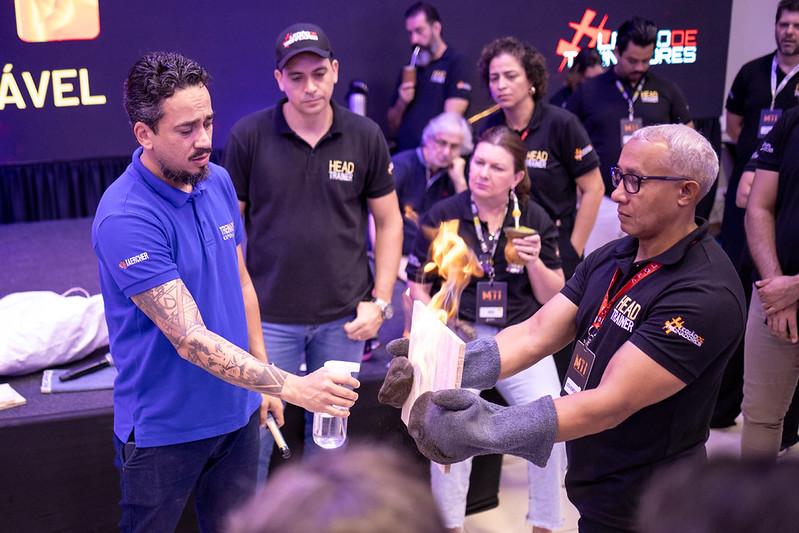 Jota com luvas durante dinâmica de forte impacto emocional
