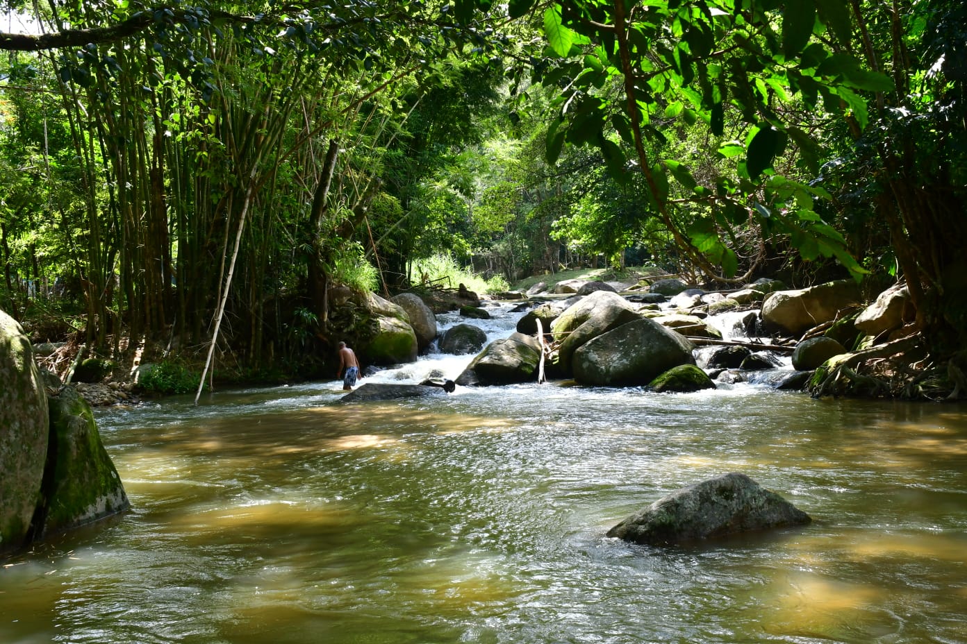 Cachoeira correndo entre pedras na mata da Pousada Riacho Doce