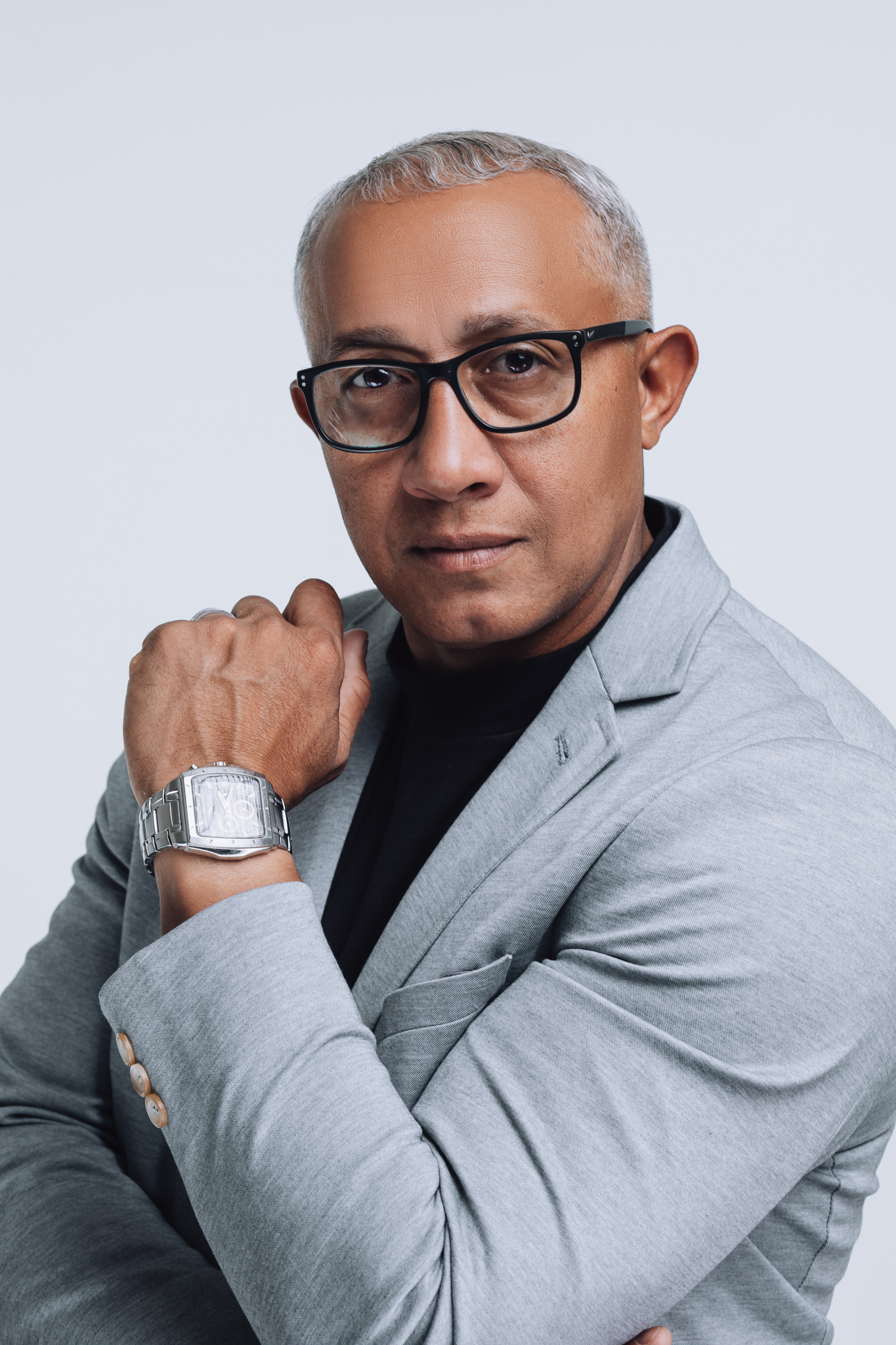 Jota Remédios de blazer cinza, perfil, treinador do Método Vencedor